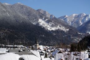 Idyllisch liegt der 5000 Einwohner Skiort Kranjska Gora, der auf deutsch Kronau heißt, in den slowenischen Alpen.