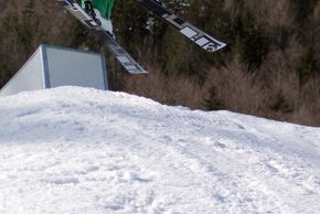 Der Snowpark mit mehreren Kickern befindet sich am Kekec Sessellift.