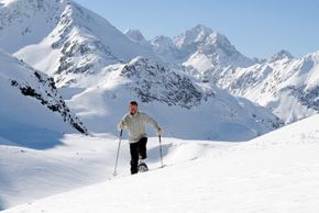 Wenn man abseits der präparierten Winterwege unterwegs sein möchte bieten sich Schneeschuhe als ideales Fortbewegungsmittel an.