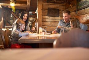 Entdecke die vielfältigen Hütten und Einkehrmöglichkeiten im Skigebiet Hochwurzen und lass dich mit regionalen Köstlichkeiten verwöhnen.