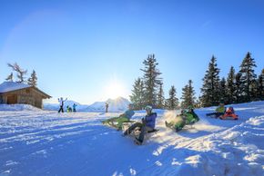 Nach einem Tag auf der Piste sorgt die Rodelbahn für winterlichen Spaß abseits des Skifahrens.
