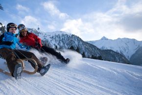 Wie wäre es mit einer Rodelpartie in den Sonnenuntergang nach einem grandiosen Pistentag?