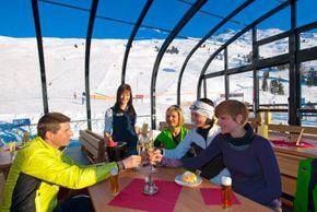 Im Zeigerrestaurant fühlt man sich Dank des Panoramadachs wie unter freien Himmel.