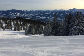 Dank seiner Lage bietet Bolsterlang gute Schneebedingungen bis zum Nachmittag