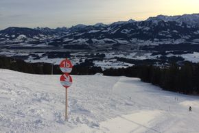Dank der Verbindung mit Ofterschwang gilt das Skiticket für rund 30 Pistenkilometer