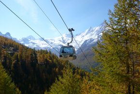 Die Gondelbahn bringt dich hinauf ins Skigebiet.