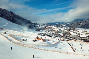 Das komplette Skischulgelände gleich im Tal