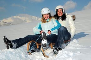 Rodelspaß tagsüber und am Abend ist am Hahnbaum möglich.