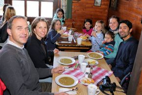 Hungrige Skifahrer stärken sich in der Bocksberghütte