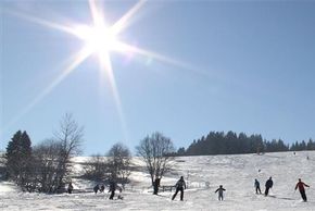 In Heubach stehen Wintersportlern blau, rot und schwarz markierte Pisten zur Verfügung