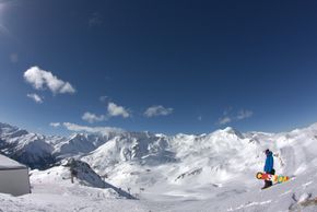 Hier genießt man eine weite Aussicht auf die umliegende Berglandschaft.