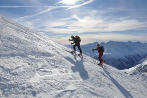 Steil hinauf mühen sich Skitourengeher - sie werden mit einer wunderbaren Aussicht belohnt!