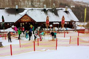 In zwei Kinderparks machen die Jüngsten ihre ersten Versuche mit den Skiern.