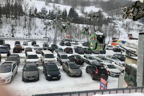 Direkt an der Talstation der Gondelbahn gibt es viele kostenlose Parkplätze.