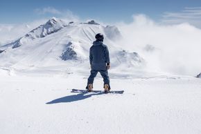 Während des gesamten Skitags bietet die Gletscherwelt eine faszinierende Naturkulisse.