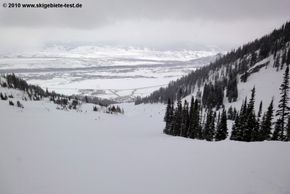 Blick auf die mittelschwere (in USA blau markierte) Piste Amphitheater! Mit etwas Vorsicht können Anfänger auch die blau markierten Pisten unterhalb der Bridger Gondola meistern.