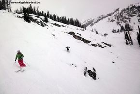 Sollte Anfängern nicht passieren: Wer sich auf schwarze Abfahrten wagt, muss in Jackson Hole schon auch mal felsige Passagen überwinden können.