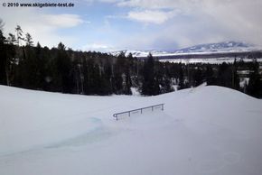 Kicker und Rails wechseln sich ab im Funpark am Eagle's Rest Sessellift.