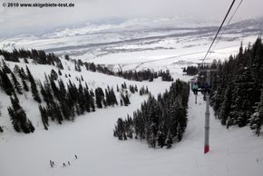 Blick vom Thunder Quad Chair Sessellift hinunter ins Tal!