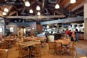 Rustikal und geschmackvoll eingerichtet: Das Rendezvous im Gebäude der Bridger Restaurants an der Bergstation der gleichnamigen Gondelbahn!