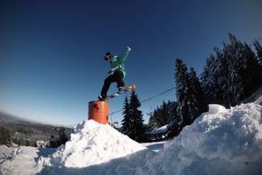 An Obstacles wie Kinked Box und Gastank können Snowboarder ihr Können unter Beweis stellen