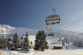 Die Iselerbahn bringt die Wintersportler zum höchsten Punkt im Skigebiet, der Bergstation auf 1559 Meter.