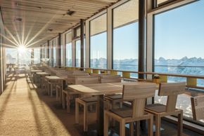 Das moderne Gipfelrestaurant lädt zum Verweilen ein