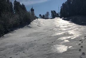 Zwei Pisten führen vom Fröbelturm ins Tal. Der Lift bringt die Skifahrer dann wieder nach oben.