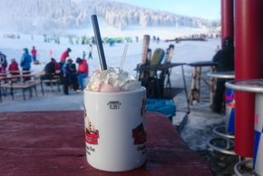 Im Talbereich können sich Skifahrer aufwärmen.