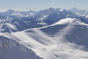 Tiefschneehänge locken Freerider ins Skigebiet Ohau Snow Fields.