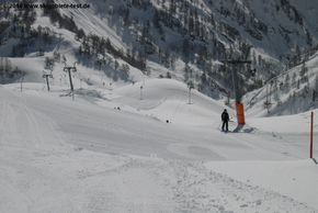 Der Schlepplift G bringt die Skifahrer zum Beginn der langen, blauen Abfahrt 7
