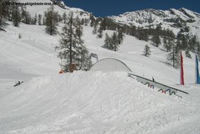 Kicker und Rails im Funpark auf Höhe der Jorasse Hütte