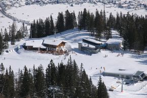 Diese Luftaufnahme zeigt die Grubigalm, auf der es sich wunderbar einkehren lässt. Sie liegt an der Talstation des 4er Sessellifts Gamsjet.