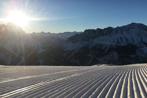 Im Rahmen des First-Track-Angebots könnt ihr die unberührten Pisten während des Sonnenaufgangs erleben.