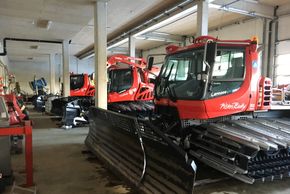 Blick in die moderne Pistenbully-Garage des Skigebiets.