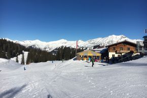 Auch an der Grubigalm gibt es eine Schirmbar.