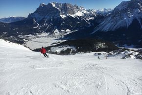Breite Abfahrten mit traumhaftem Blick auf das Zugspitzmassiv erwarten Wintersportler am Grubigstein.