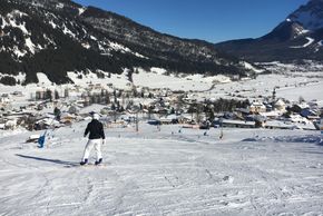 Die Talabfahrten enden an mehreren Stellen direkt in Lermoos.