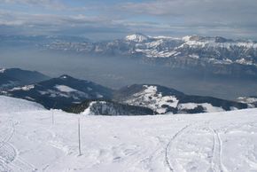 In diesem Nebel verborgen liegt der ehemalige Olympiasportort Grenoble!
