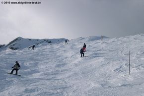 Blick auf die anspruchsvollste Piste im Skigebiet: Permanente Buckelpiste Plan du Pra!