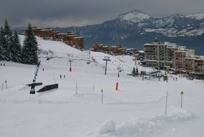 An den Talstationen wie hier in Prapoutel gibt es Essen und Trinken, aber keine Après Ski Stimmung!
