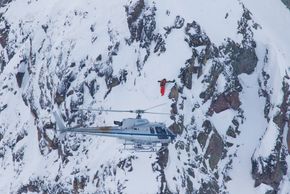 Beim Heliski erreichst du unbefahrene Neuschneepisten absteis der üblichen Freeride-Routen.