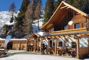 Die Naturfreundehütte liegt etwas abseits der Piste.