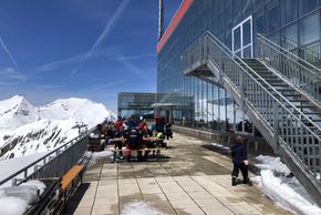 Auf der Terrasse des Restaurants Eissee kannst du die Sonne genießen.