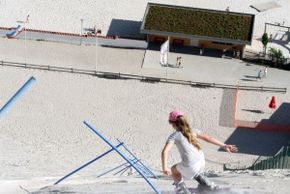 Die 30 Slalomtore bieten eine gute Trainingsmöglichkeit für die Meisterschaften im Sandskifahren und Sandboarden.