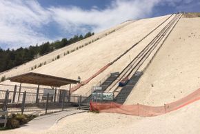 Eine moderne Liftanlage befördert Gäste auf den 150 Meter hohen Berg.