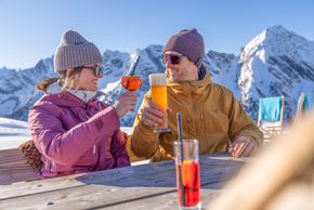Einkehren und die Sonne genießen, kannst du unter anderem an der WhiteLounge am Ahorn.