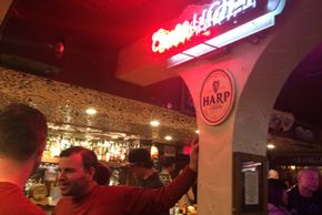 Abends im Clocktower Cellar: hier hast Du die Wahl aus 75 Biersorten und über 160 Whiskeys