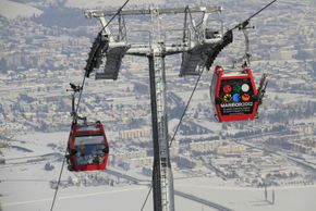 Die Gondel Pohorska Vzpenjaca bringt dich von der Talstation in Maribor ins Bergzentrum mit Skischule und Einkehrmöglichkeiten.
