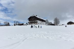 Einkehren kann man am Hang des Almwiesenlifts unter anderem im Gasthof Alpe.